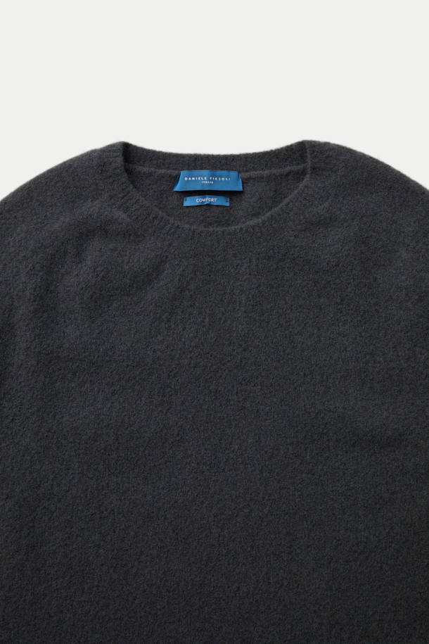 **DANIELE FIESOLI(다니엘 피에솔리) 소프트 스웨터**는 부드러운 촉감과 은은한 컬러감이 돋보이는 데일리 니트 스웨터입니다. 라운드넥 디자인에 스탠다드 핏으로 제작되었으며, 래글런 소매 디테일이 특징입니다. 울과 나일론 혼방 소재로 제작되어 신축성과 텐션감을 제공하며, 고급스러운 니팅 기법으로 볼륨감을 더했습니다. 블랙 컬러의 무지 패턴으로 미니멀, 클래식, 캐주얼 스타일 모두 소화 가능하며, 카페룩과 출근룩에 적합합니다.
