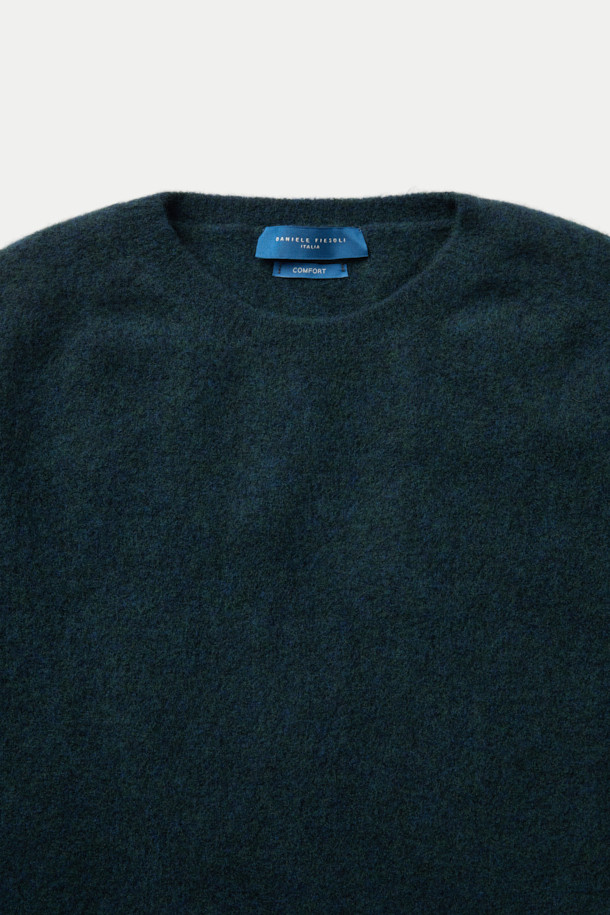 DANIELE FIESOLI (다니엘 피에졸리) 소프트 스웨터는 가을, 겨울 시즌을 위한 베이직 스타일의 여성 니트/스웨터입니다. 다크 그린 컬러의 라운드넥 디자인으로, 레귤러 핏과 긴소매 기장을 갖췄습니다. 울과 나일론 혼방 소재에 래글런 소매, 텐션감 있는 소재, 밀도 높은 원사, 볼륨감 있는 니팅, 엘라스틴 혼방으로 부드러운 촉감과 두꺼운 두께감을 자랑합니다. 데일리룩, 출근룩, 모임룩 등 다양한 TPO에 클래식, 미니멀, 캐주얼 스타일로 코디하기 좋습니다.
