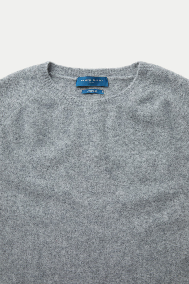 DANIELE FIESOLI(다니엘 피에졸리) 소프트 스웨터는 가을, 겨울 시즌을 위한 공용 니트/스웨터입니다. 부드러운 촉감의 울, 나일론 혼방 소재로 제작되었으며, 라운드넥에 레귤러핏, 긴소매 디자인으로 편안함을 더했습니다. 베이직하고 미니멀한 스타일의 무지 그레이 컬러 스웨터로, 텐션감 있는 원단과 밀도 높은 니팅, 래글런 소매 디테일이 특징입니다. 두꺼운 두께감으로 보온성을 높였으며, 이너 또는 단품으로 활용하여 다양한 겨울 데일리룩, 집콕룩, 산책룩을 연출할 수 있습니다. 볼륨감 있는 실루엣이 특징이며, 미니멀, 클래식, 캐주얼 스타일을 즐기는 분들께 추천합니다.
