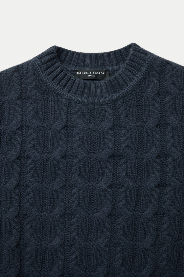 다니엘레 피에졸리 케이블 스웨터는 남성용으로, 가을과 겨울에 따뜻하게 입을 수 있는 두꺼운 울 소재의 라운드넥 니트입니다. 클래식한 스타일을 기반으로 제작되어 출근룩, 비즈니스 캐주얼, 모임룩 등 다양한 TPO에 활용 가능합니다. 네이비 컬러에 케이블 패턴이 돋보이며, 스탠다드 핏으로 편안한 착용감을 선사합니다. 넓은 립 디테일이 특징이며, 미니멀, 캐주얼 스타일과도 잘 어울립니다. 긴 소매 기장으로 보온성을 높였습니다.

