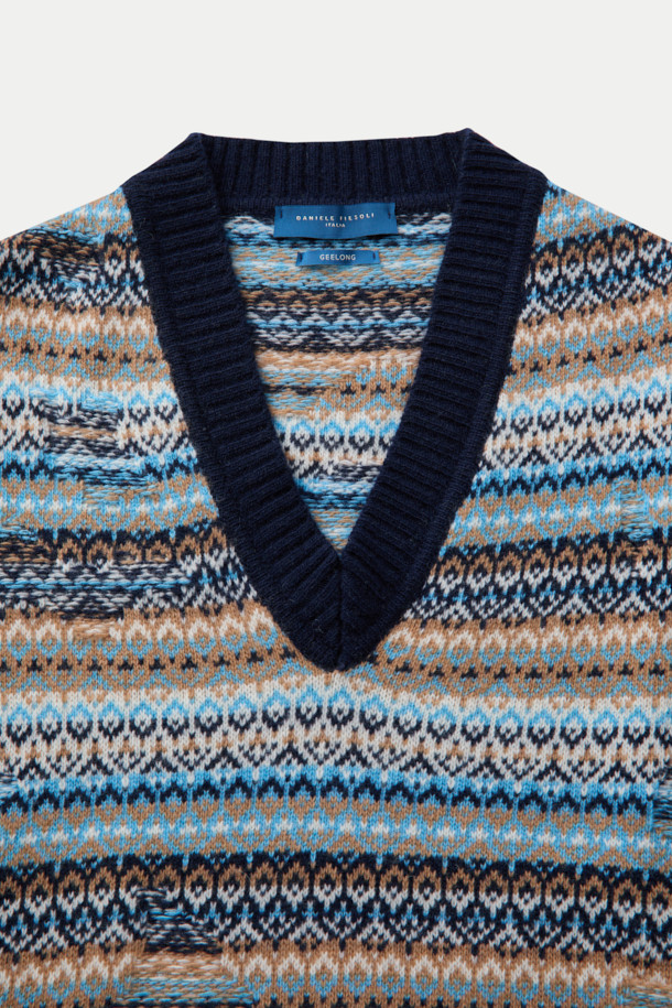 DANIELE FIESOLI(다니엘 피에졸리) 패턴 베스트는 가을, 겨울 시즌에 활용하기 좋은 상의입니다. 울 소재로 제작되어 부드러운 촉감을 자랑하며, 클래식한 무드의 레귤러핏으로 디자인되었습니다. 네이비, 베이지, 블루 세 가지 색상으로 출시되었으며, 페어아일 패턴이 특징입니다. 브이넥 라인과 밑단은 립 처리되어 있으며, 민소매 디자인으로 다양한 레이어드 연출이 가능합니다. 가을 나들이룩, 겨울 데일리룩, 모임룩 등 다채로운 TPO에 맞게 활용할 수 있습니다.
