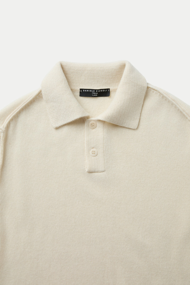 DANIELE FIESOLI(다니엘 피에졸리) 버튼 칼라 스웨터는 울 90%, 캐시미어 10% 혼방 소재로 제작되어 부드러운 촉감을 선사합니다. 아이보리, 크림 컬러의 무지 디자인으로 베이직하고 모던한 스타일을 연출하며, 드롭 숄더와 버튼 디테일이 특징입니다. 릴랙스 핏과 긴소매, 크롭 기장으로 가을, 겨울 데일리룩과 카페룩에 활용하기 좋습니다. 옆선 시접 겉봉제 마감으로 고급스러운 디테일을 더했습니다. 클래식, 미니멀 스타일을 선호하는 분들께 추천합니다.
