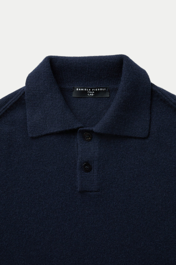 **다니엘레 피에졸리(DANIELE FIESOLI) 버튼 칼라 스웨터**는 가을, 겨울 시즌 남성을 위한 클래식하고 베이직한 스타일의 스웨터입니다. 네이비 컬러의 레귤러핏으로, 울 90%와 캐시미어 10% 혼방 소재로 제작되어 부드러운 촉감과 두꺼운 두께감을 자랑합니다. 칼라 디자인에 버튼 디테일을 더해 포인트를 주었으며, 드롭 숄더와 옆선 시접 겉봉제 마감으로 고급스러움을 더했습니다. 출근룩, 비즈니스 캐주얼, 겨울 데일리룩 등 다양한 TPO에 활용하기 좋은 아이템입니다.
