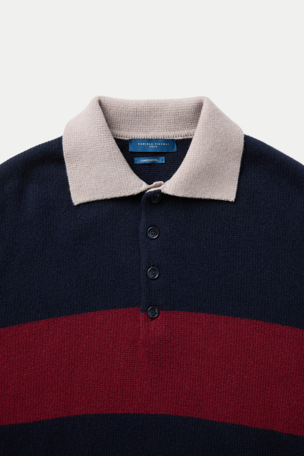 **다니엘 에피에솔리(DANIELE FIESOLI) 블록 칼라 스웨터**는 남성용 니트/스웨터로, 가을과 겨울에 활용하기 좋은 아이템입니다. 네이비, 버건디, 화이트 컬러 블록과 럭비 셔츠 디자인, 하프 단추 디테일, 화이트 칼라 배색이 특징이며, 클래식 및 캐주얼 스타일을 모두 소화할 수 있습니다. 울 80%, 나일론 20% 혼방 소재로 제작되어 포근한 촉감을 선사합니다. 레귤러핏에 긴소매 기장으로, 데이트룩, 가을 나들이룩, 겨울 데일리룩 등 다양한 TPO에 맞춰 미니멀한 스타일을 연출해보세요.
