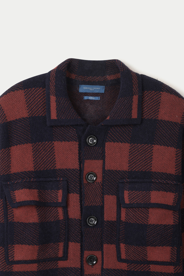 **DANIELE FIESOLI(다니엘 피에졸리) 패턴 가디건**은 가을, 겨울 시즌에 어울리는 상의 니트 가디건입니다. 부드러운 알파카와 울 혼방 소재로 제작되어 뛰어난 보온성을 제공하며, 적당한 두께감으로 편안한 착용감을 선사합니다. 빈티지 스타일의 체크 패턴과 플랩 포켓 디테일이 돋보이며, 버튼 여밈 방식으로 간편하게 착용할 수 있습니다. 레드, 블루 두 가지 컬러로 출시되어 다양한 겨울 데일리룩, 모임룩, 카페룩에 클래식, 캐주얼, 미니멀 스타일을 더할 수 있습니다. 긴 소매 기장으로 겨울철에도 따뜻하게 스타일을 연출할 수 있습니다.
