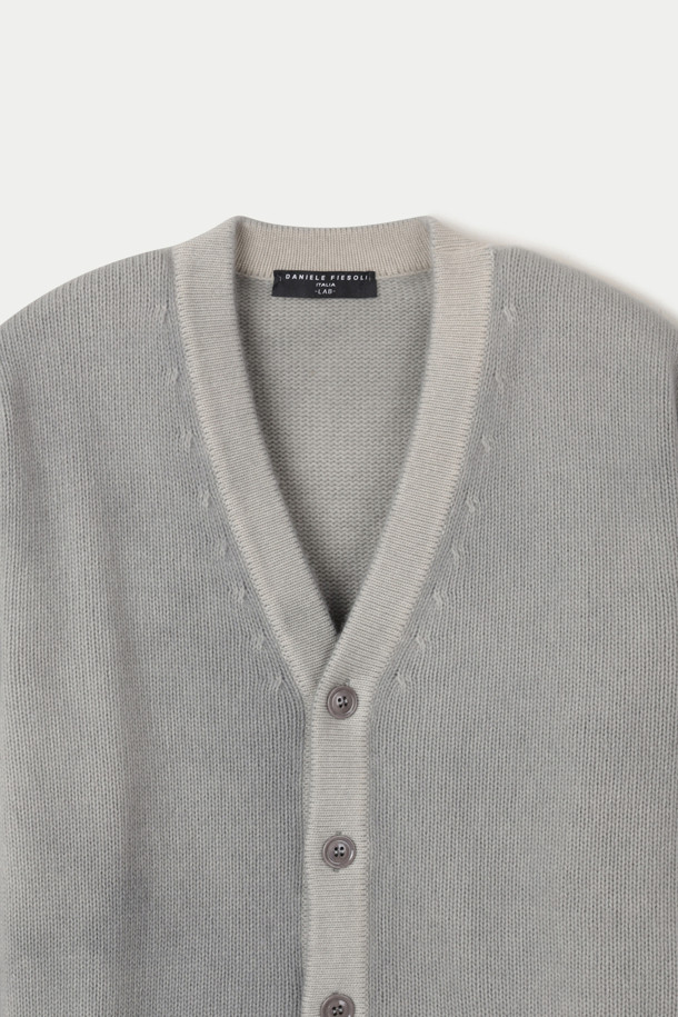 DANIELE FIESOLI(다니엘 피에졸리) 베이직 가디건은 가을, 겨울 시즌에 어울리는 스탠다드핏의 브이넥 가디건입니다. 부드러운 촉감의 울 소재로 제작되었으며, 더블 져지 조직과 밀라노 조직으로 고급스러운 디테일을 더했습니다. 무지 패턴의 그레이 컬러로, 베이직하면서도 클래식한 스타일을 연출합니다. 긴 소매와 버튼 디테일이 특징이며, 일상, 오피스룩, 모임룩 등 다양한 TPO에 활용하기 좋습니다. 혼합사를 사용하여 제작되어, 더욱 특별한 가치를 선사합니다.
