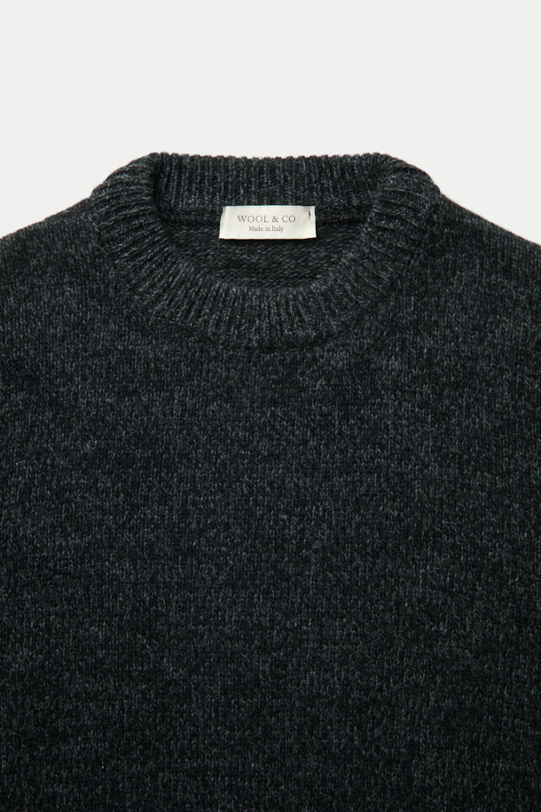 WOOL AND CO (울 앤 코) 다이드 소프트 울 스웨터는 다양한 톤의 그린 얀을 믹스하여 세련된 분위기를 연출합니다. 부드러운 촉감의 울 소재로 제작되었으며, 로우게이지 편직 기법을 사용하여 포근함을 더했습니다. 두꺼운 립조직의 하프넥 디자인이 특징이며, 겨울철 보온성을 높여줍니다. 출근룩과 모임룩 모두에 잘 어울리는 베이직 스타일의 레귤러핏 스웨터입니다. 클래식, 미니멀, 캐주얼 등 다양한 스타일 연출이 가능합니다.
