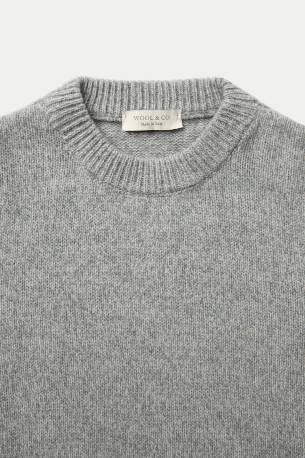 WOOL AND CO(울 앤 코) 다이드 소프트 울 스웨터는 다양한 톤의 그린 얀을 믹스하여 은은한 멋을 더한 하프넥 스웨터입니다. 부드러운 촉감의 울 소재와 두꺼운 두께감으로 겨울철 보온성을 높였습니다. 레귤러 핏에 무지 디자인으로, 출근룩과 모임룩 등 다양한 TPO에 활용 가능합니다. 로우게이지 편직과 두꺼운 립조직 디테일이 특징이며, 클래식, 미니멀, 캐주얼 스타일 모두 소화 가능한 베이직 아이템입니다. 긴 소매 기장의 레귤러 핏으로 편안하게 착용할 수 있습니다.
