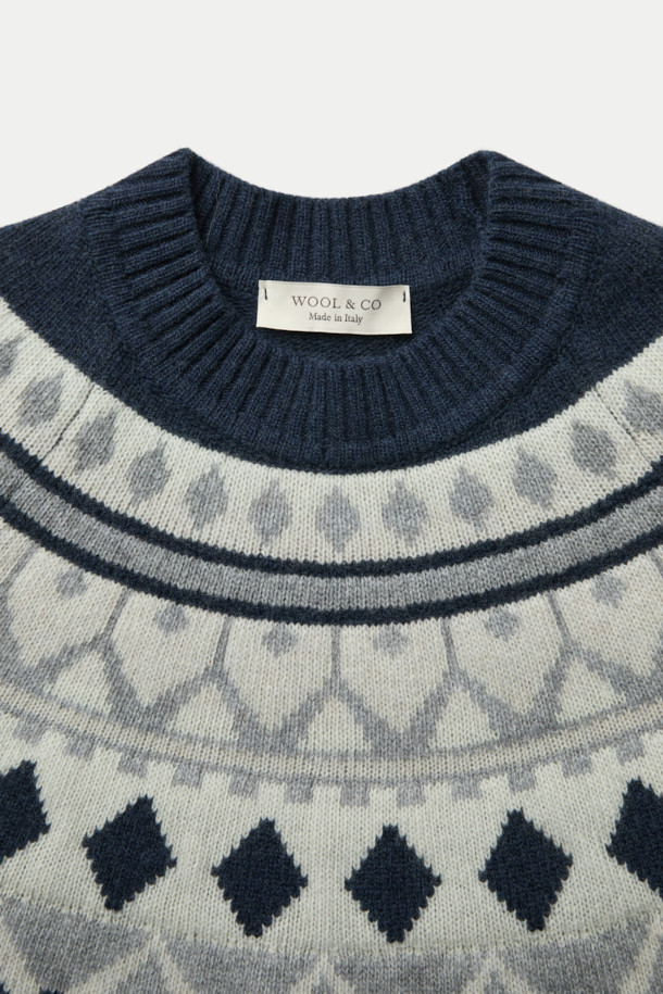 이탈리아 감성의 WOOL AND CO(울 앤 코) 패턴 스웨터입니다. 네이비, 화이트, 그레이 3가지 색상으로 출시되었으며, 클래식한 무드의 페어아일 및 노르딕 패턴이 돋보입니다. 고급스러운 울 소재로 제작되어 부드러운 촉감을 선사하며, 두께감 있는 레귤러핏 긴소매 디자인으로 가을, 겨울철 데이트룩, 출근룩 등 다양한 일상 스타일에 활용하기 좋습니다.
