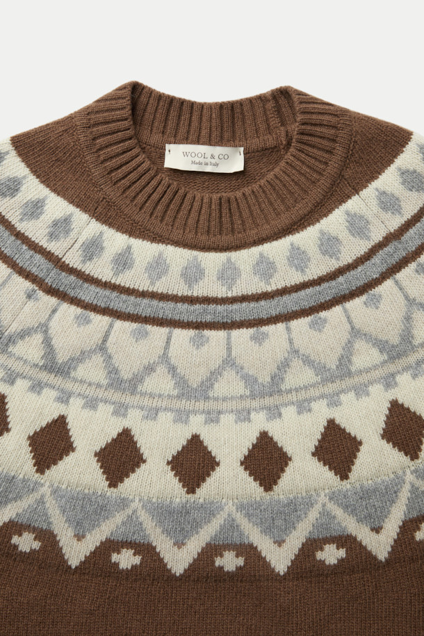 WOOL AND CO(울 앤 코) 패턴 스웨터는 부드러운 촉감의 울 소재로 제작되어 가을과 겨울에 따뜻하게 착용하기 좋습니다. 클래식한 무드의 레귤러핏 스웨터로, 브라운, 화이트, 그레이 세 가지 색상으로 만나볼 수 있습니다. 페어아일 패턴과 노르딕 패턴이 어우러져 이탈리아 감성을 더했으며, 라운드넥과 긴소매 디자인으로 데이트룩, 모임룩 등 다양한 TPO에 활용 가능합니다. 미니멀, 캐주얼 스타일 모두 소화 가능한 활용도 높은 아이템입니다. 두께감 있는 디자인으로 추운 날씨에도 따뜻함을 유지해 줍니다.
