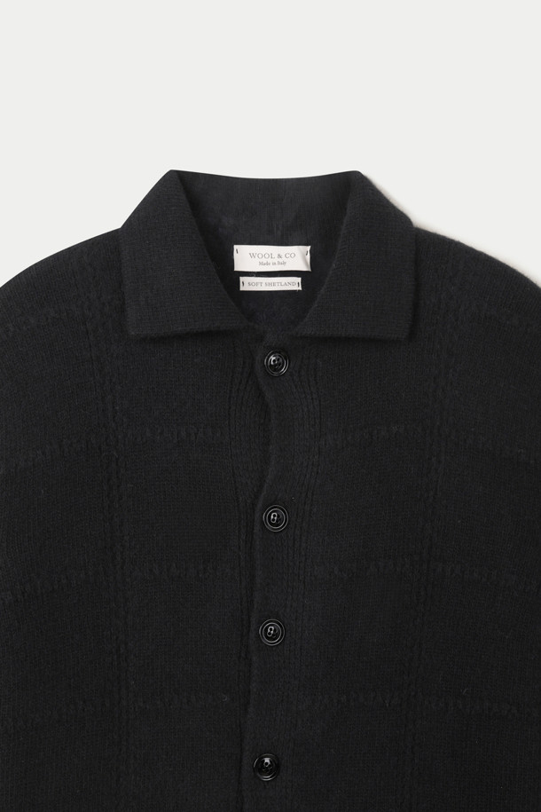 WOOL & CO(울 앤 코) 패턴 가디건은 가을과 겨울, 일상에서 클래식하고 베이직한 스타일을 연출하기 좋은 남녀 공용 제품입니다. 부드러운 울 소재와 두꺼운 두께감으로 포근한 착용감을 선사하며, 라운드 넥과 톤온톤 싱글 버튼 여밈이 깔끔한 인상을 줍니다. 입체적인 케이블 짜임 디테일이 돋보이며, 루즈핏 디자인으로 편안한 활동성을 제공합니다. 출근룩, 비즈니스 캐주얼, 모임룩 등 다양한 TPO에 미니멀하고 클래식한 스타일을 더해 활용할 수 있습니다.
