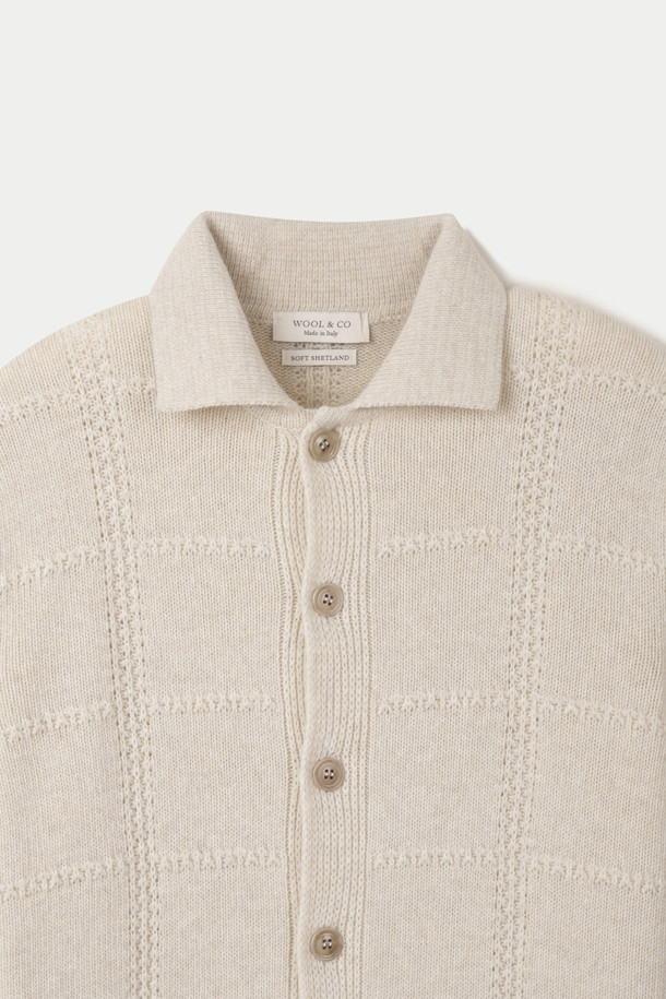 WOOL & CO (울 앤 코) 패턴 가디건은 가을, 겨울 시즌에 어울리는 포근한 울 소재의 니트 가디건입니다. 베이지, 아이보리 두 가지 색상으로 출시되었으며, 클래식하고 베이직한 스타일을 연출하기 좋습니다. 루즈핏으로 편안하게 착용 가능하며, 긴 소매와 두꺼운 두께감으로 따뜻함을 더했습니다. 입체적인 케이블 및 패턴 짜임 디테일과 톤온톤 버튼, 여유로운 실루엣이 특징이며, 출근룩이나 모임룩 등 다양한 TPO에 활용 가능합니다.
