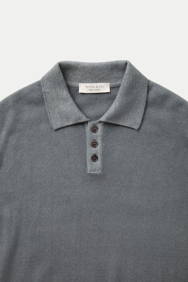 WOOL & CO (울앤코) 버튼 칼라 스웨터는 고급 메리노 울 소재로 제작되어 부드러운 촉감과 두꺼운 두께로 뛰어난 보온성을 제공합니다. 차분한 그레이 컬러에 무지 패턴으로 디자인되어 클래식하면서도 미니멀한 스타일을 연출하며, 레귤러 핏과 긴소매 기장으로 편안한 착용감을 선사합니다. 버튼 칼라 디테일이 돋보이는 이 스웨터는 출근룩, 비즈니스 캐주얼, 겨울 데일리룩 등 다양한 TPO에 활용 가능합니다. 가벼운 착용감으로 활동성을 높여주어 가을, 겨울 시즌 내내 따뜻하고 스타일리시하게 즐길 수 있습니다.
