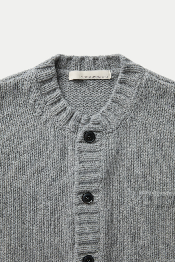 ORIGINAL VINTAGE STYLE 로우 가디건은 가을, 겨울 시즌에 어울리는 상의로, 80% 울과 20% 폴리아미드 혼방 소재로 제작되어 보온성과 내구성이 뛰어납니다. 클래식하고 베이직한 스타일로, 브이넥 디자인과 루즈핏으로 편안한 착용감을 선사하며, 가슴 포켓과 패치 포켓 디테일이 돋보입니다. 특히, 와이드 립(Wide rib) 디테일이 돋보이며, 톤 다운된 그레이 컬러로 겨울 데일리룩과 출근룩에 미니멀한 포인트를 더합니다. 긴 소매 기장으로 따뜻함을 더하며, 부드러운 촉감으로 편안하게 착용할 수 있습니다.
