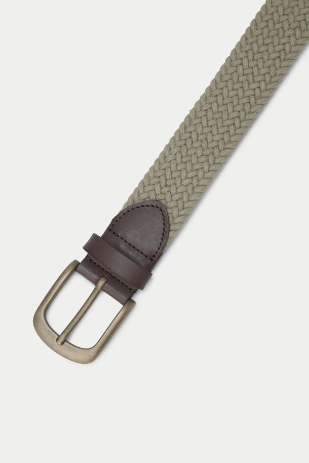 면 엘라스틱 벨트는 캐주얼, 베이직 스타일의 공용 벨트로, 카키와 브라운 두 가지 색상으로 제공됩니다. 면 소재에 엘라스틱을 더해 신축성을 높여 편안한 착용감을 선사하며, 엮음 패턴의 브레이드 디자인이 특징입니다. 버클 여밈 방식으로 간편하게 사이즈 조절이 가능하며, 데일리룩과 여행룩 등 다양한 TPO에 활용할 수 있습니다. 미니멀한 디자인으로 어떤 스타일에도 잘 어울려 활용도가 높습니다.
