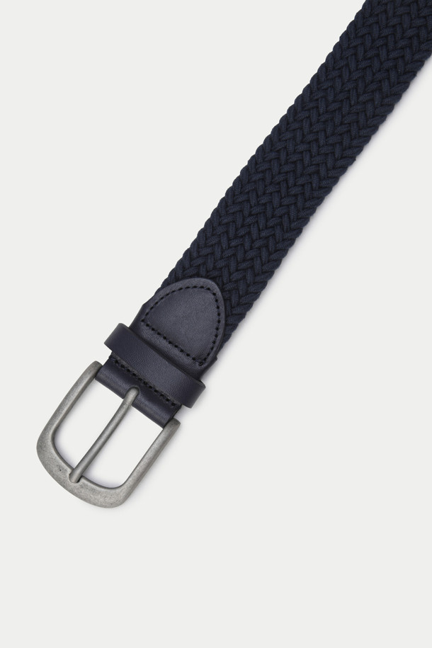 "면 엘라스틱 벨트"는 캐주얼하고 미니멀한 스타일을 추구하는 분들을 위한 데일리 벨트입니다. 네이비 컬러의 무지 디자인으로, 여행룩에도 잘 어울립니다. 이태리 수입 면 소재와 탄성이 우수한 엘라스틱 소재를 사용하여 편안한 착용감을 제공합니다. 버클 디테일로 포인트를 더했으며, 사이즈 조절이 용이하여 다양한 체형에 맞춰 착용할 수 있습니다. 사계절 내내 활용 가능한 실용적인 아이템입니다.
