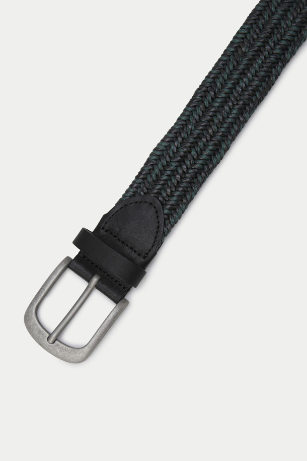 면믹스 엘라스틱 벨트는 캐주얼 스타일의 데일리 벨트입니다. 블랙 컬러로, 면과 재생가죽 소재를 사용하여 제작되었습니다. 엘라스틱 기능이 더해져 편안한 착용감을 제공하며, 버클 디자인으로 포인트를 더했습니다. "동네 마실룩"에 매치하기 좋으며, 미니멀, 클래식 스타일을 선호하는 분들께 추천합니다. 이태리 수입 소재를 사용하여 고급스러움을 더했습니다.
