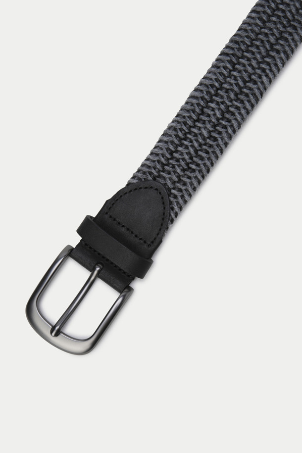 울믹스 엘라스틱 벨트는 캐주얼 스타일의 겨울 데일리룩을 위한 필수 아이템입니다. 울과 재생가죽 소재로 제작되어 부드러운 촉감과 고급스러운 분위기를 선사합니다. 그레이 컬러의 버클 디자인은 어떤 의상에도 잘 어울리며, 엘라스틱 기능으로 편안한 착용감을 제공합니다. 미니멀하고 클래식한 디자인으로 유행을 타지 않고 오랫동안 착용할 수 있는 스테디셀러 벨트입니다.
