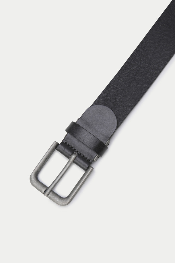 빈티지 이펙트 레더벨트는 이태리 카우 레더 소재의 천연 통가죽 벨트입니다. 블랙 컬러에 무지 패턴으로, 캐주얼 및 클래식, 미니멀 스타일을 모두 소화할 수 있습니다. 버클 디자인으로 여밈 방식을 갖췄으며, 빈티지 가공으로 독특한 매력을 더했습니다. 일상에서 폭넓게 활용하기 좋은 아이템입니다.
