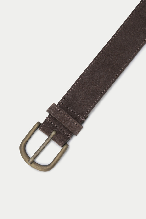 부드러운 스웨이드 소재와 은은한 광택이 돋보이는 브라운 컬러의 벨트입니다. 캐주얼, 클래식, 미니멀 스타일 모두에 잘 어울리는 디자인으로, 데일리룩에 세련된 포인트를 더해줍니다. 얇은 두께감과 무지 패턴으로 깔끔하며, 통가죽 소재로 제작되어 견고합니다. 버클 여밈 방식으로 간편하게 착용할 수 있으며, 다양한 스타일을 연출하기 좋습니다. 일상에서 폭넓게 활용 가능한 실용적인 벨트입니다.
