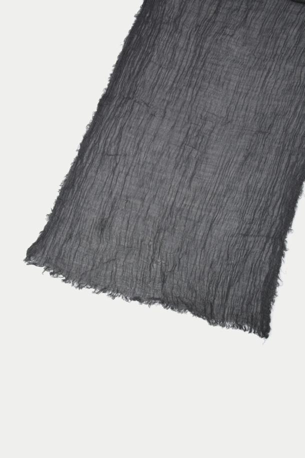 차콜 조직감 머플러는 가을, 겨울 시즌에 따뜻함과 스타일을 더해줄 머플러입니다. 레이온과 아크릴 혼방 소재로 제작되어 부드러운 촉감을 선사하며, 빈티지한 스타일의 조직감 패턴이 특징입니다.  일상, 산책, 카페 등 다양한 TPO에 활용하기 좋으며, 클래식, 미니멀, 캐주얼 룩에 모두 잘 어울립니다. 워싱 디테일이 돋보이며, 이염에 주의하여 단독 세탁하는 것을 권장합니다.  주름이 생길 수 있으니 주의하여 관리해주세요.
