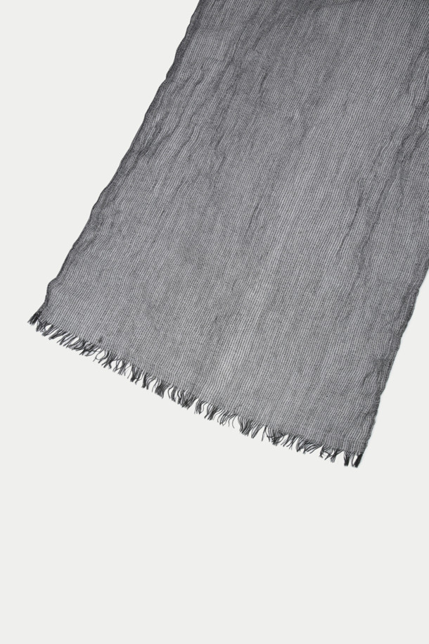 그레이 스트라이프 패턴 머플러는 레이온, 폴리에스터, 아크릴, 면 혼방 소재로 제작되어 부드러운 촉감을 자랑합니다. 얇은 두께감으로 가을 나들이룩, 겨울 데일리룩, 여행룩 등 다양한 TPO에 활용하기 좋습니다. 빈티지한 스타일(무드)과 클래식, 미니멀, 레트로 스타일을 아우르는 디자인으로, 워싱 디테일과 스트라이프 패턴이 돋보입니다. 이염에 주의하여 단독 세탁하는 것을 권장하며, 주름이 질 수 있으니 보관에 유의해주세요.
