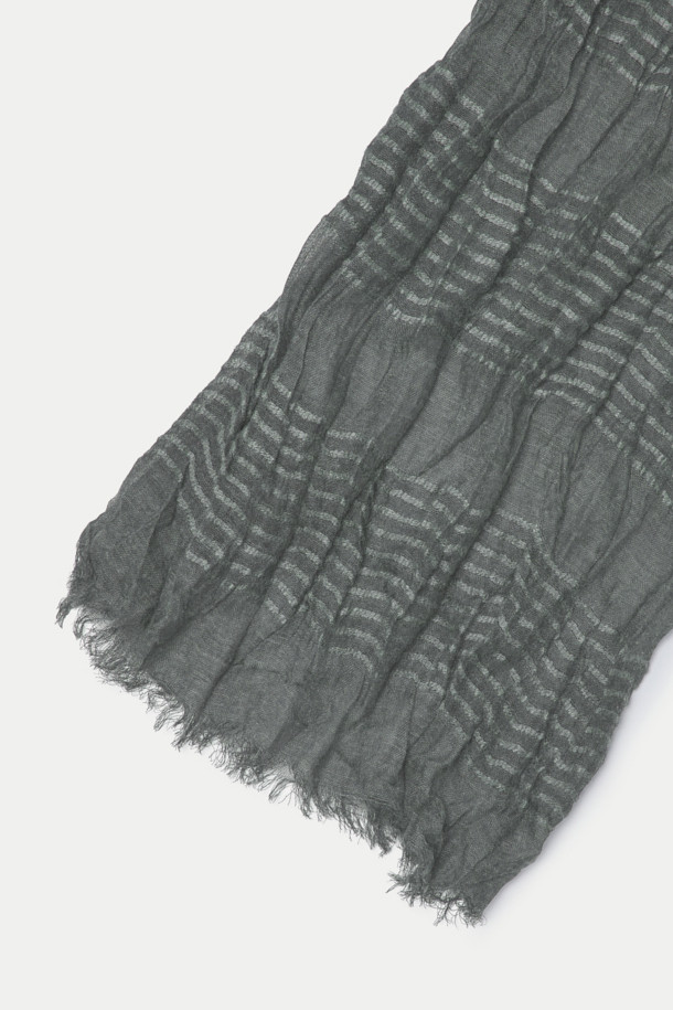 그레이 스트라이프 조직감 머플러는 부드러운 촉감의 폴리에스터와 아크릴 혼방 소재로 제작되어 가을, 겨울철 따뜻하게 사용할 수 있습니다. 빈티지 스타일의 스트라이프 패턴과 주름 디자인이 특징이며, 워싱 처리된 조직감으로 은은한 멋을 더했습니다. 클래식, 캐주얼, 미니멀 등 다양한 스타일에 매치하여 폭넓은 연출이 가능합니다. 일상생활에서 활용하기 좋은 머플러로, 당신의 겨울 스타일링에 포인트를 더해보세요.
