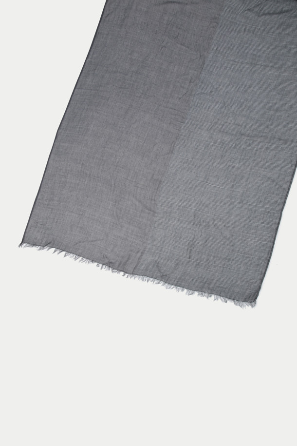 부드러운 촉감의 카키 그레이 컬러 그레이 블록 패턴 머플러입니다. 레이온, 면, 린넨 혼방 소재로 제작되어 가을, 겨울에 따뜻하게 착용하기 좋습니다. 워싱 처리된 빈티지 스타일로, 블록 패턴과 도트 무늬가 돋보입니다. 자연스러운 주름이 멋스러움을 더하며, 캐주얼, 클래식, 레트로 스타일 모두 소화 가능합니다. 가을 나들이룩, 겨울 데일리룩, 산책룩에 활용하여 포근한 분위기를 연출해보세요.
