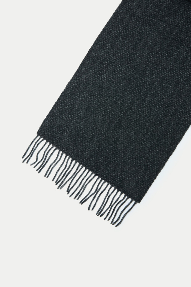 조직감 울머플러는 멜란지 컬러의 울 소재로 제작되어 부드러운 촉감을 선사합니다. 두꺼운 두께감으로 가을, 겨울철 보온성을 높여주며, 베이직한 디자인에 태슬 장식으로 포인트를 더했습니다. 출근룩과 모임룩 등 다양한 TPO에 활용 가능하며, 클래식, 미니멀, 캐주얼 스타일 모두 소화 가능한 아이템입니다. 무지 패턴에 조직감 디테일이 더해져 은은한 멋을 더합니다. 
