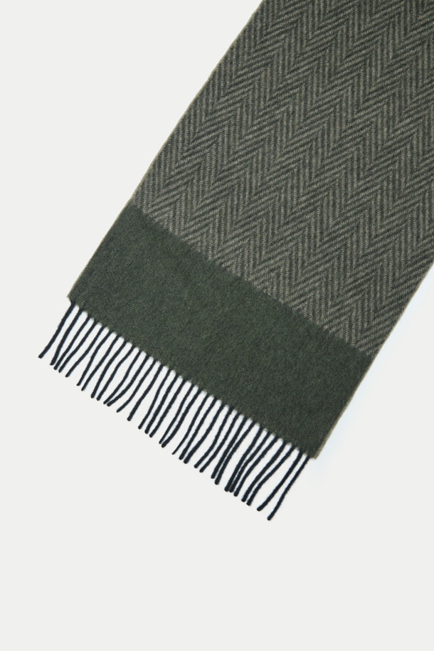 캐시미어 헤링본 머플러는 울 70%와 캐시미어 30%를 혼방하여 부드러운 촉감을 자랑합니다. 카키 색상으로, 헤링본 패턴과 솔리드 패턴이 믹스되어 클래식하면서도 세련된 스타일을 연출합니다. 테슬 디자인 장식으로 포인트를 더했으며, 출근룩이나 모임룩에 활용하기 좋습니다. 가을, 겨울 시즌에 미니멀하고 캐주얼한 스타일을 완성할 수 있는 머플러입니다.
