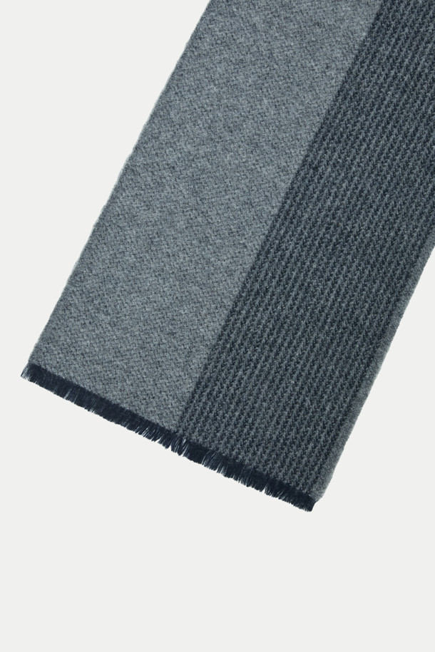 네이비 하운드투스 울 머플러는 가을, 겨울철 출근룩과 모임룩에 포인트를 더하는 클래식, 미니멀, 캐주얼 스타일의 머플러입니다. 부드러운 촉감의 울 100% 소재로 제작되었으며, 멜란지 네이비 컬러와 하운드투스 패턴의 조화가 세련된 분위기를 연출합니다. 섬세한 조직감의 짜임과 태슬 디테일은 고급스러움을 더하며, 어떤 룩에도 자연스럽게 어울립니다. 따뜻함과 스타일을 동시에 만족시키는 데일리 머플러입니다.
