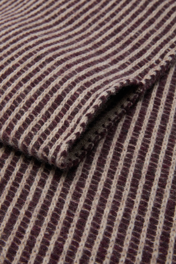 세련된 투톤 디자인이 돋보이는 슬릿 니트 머플러입니다. 울, 캐시미어, 나일론 혼방 소재로 제작되어 부드러운 촉감을 선사하며, 가을/겨울 시즌에 따뜻하게 착용할 수 있습니다. 슬릿 디테일이 있어 간편하게 착용 가능하며, 출근룩이나 모임룩 등 다양한 TPO에 활용하기 좋습니다. 클래식, 미니멀, 캐주얼 등 어떤 스타일에도 잘 어울리는 데일리 아이템입니다. 스트라이프 패턴과 두꺼운 두께감으로 포근함을 더했습니다.
