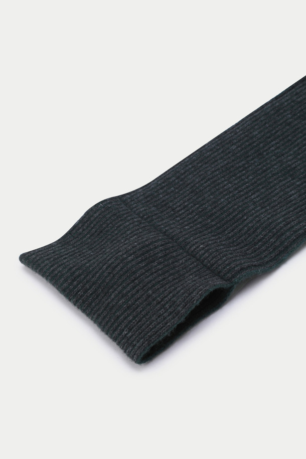 세련된 스타일을 완성하는 스트라이프 슬릿 니트 머플러입니다. 부드러운 울, 캐시미어, 나일론 혼방 소재로 제작되어 뛰어난 촉감과 보온성을 자랑합니다. 그레이 컬러의 투톤 배색과 슬릿 디테일이 돋보이며, 베이직한 디자인으로 출근룩, 모임룩 등 다양한 TPO에 활용 가능합니다. 가을, 겨울 시즌에 클래식, 미니멀, 캐주얼 스타일을 연출하기 좋은 아이템입니다. 두꺼운 두께감으로 따뜻하게 착용할 수 있습니다.
