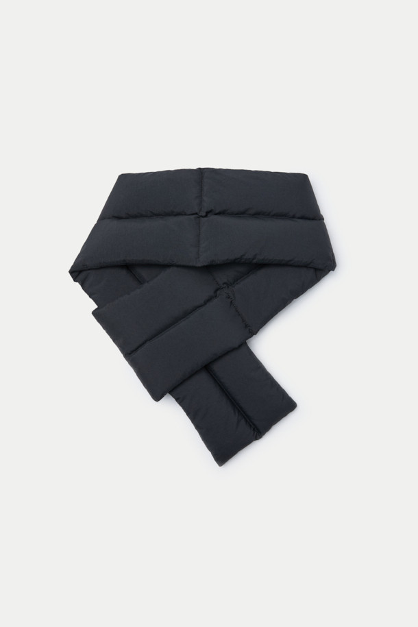 블랙 컬러의 다운 머플러는 겨울철 따뜻함과 스타일을 동시에 잡을 수 있는 필수템입니다. 퀼팅 처리된 폴리에스터 소재로 제작되어 가볍고 보온성이 뛰어나며, 덕다운 충전재를 사용하여 포근함을 더했습니다. 일상복은 물론 여행룩과 산책룩에도 잘 어울리며, 캐주얼, 미니멀, 클래식 스타일 모두 소화 가능합니다. 슬릿 디자인으로 세련된 포인트를 더했으며, 가볍고 휴대성이 좋아 언제 어디서든 간편하게 착용할 수 있습니다. 
