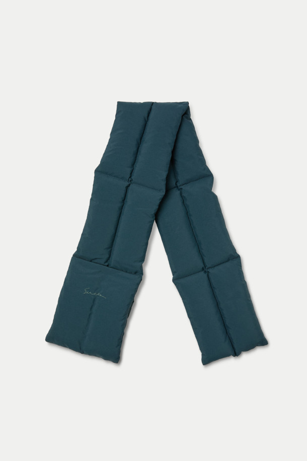 겨울철 보온성을 책임지는 그린 컬러의 다운 머플러입니다. 퀼팅 처리된 디자인으로 캐주얼, 미니멀, 고프코어 스타일을 연출하기 좋습니다. 폴리에스터와 덕다운 소재로 제작되어 가볍고 따뜻하며, 두꺼운 두께감으로 추운 날씨에도 든든하게 착용할 수 있습니다. 슬릿 디테일로 포인트를 더했으며, 휴대성이 좋아 여행룩이나 캠핑룩에 활용하기 좋습니다.
