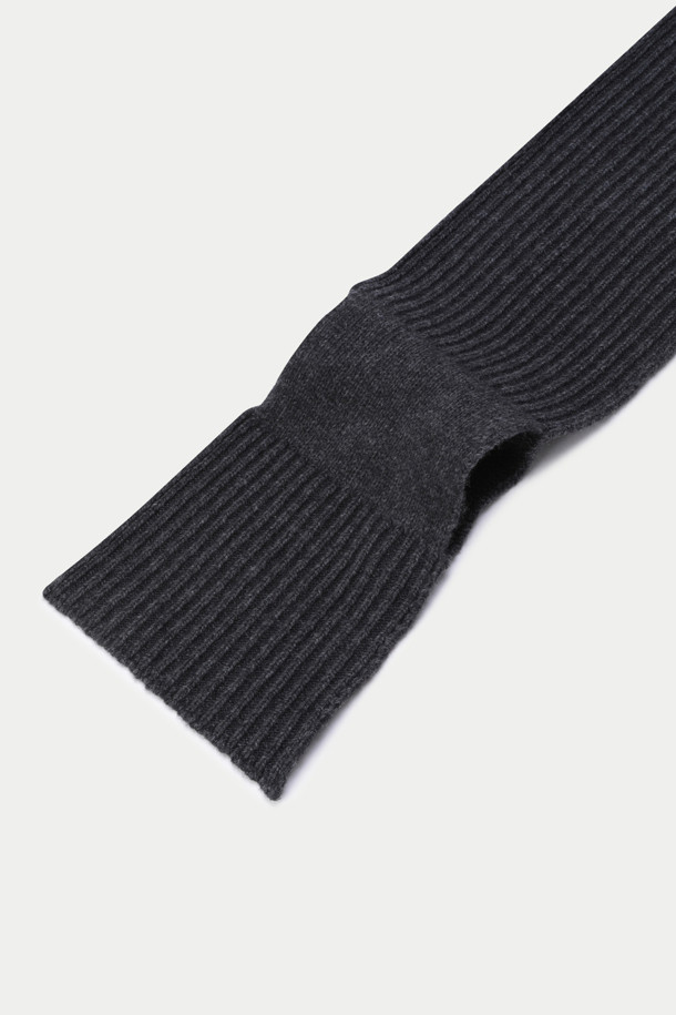 블랙 컬러의 양방향 슬릿 니트 머플러입니다. 울, 캐시미어, 나일론 혼방 소재로 제작되어 부드러운 촉감과 뛰어난 보온성을 자랑합니다. 두꺼운 두께감과 골지/무지 패턴으로 클래식하고 베이직한 스타일을 연출하며, 양면 디자인과 슬릿 디테일로 다양한 스타일을 소화할 수 있습니다. 가을, 겨울철 출근룩과 모임룩에 활용하기 좋은 아이템입니다.
