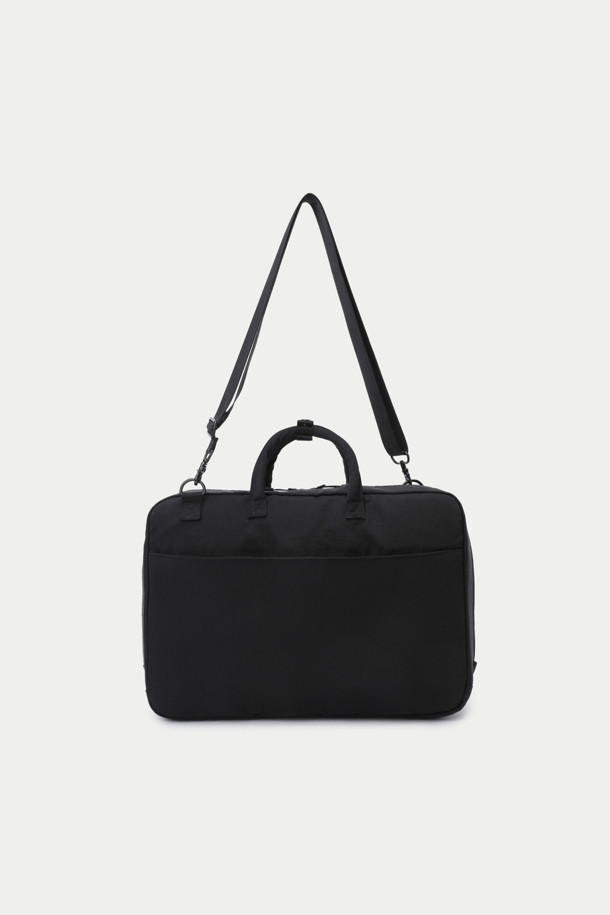 세련된 스타일을 완성하는 남성용 블랙 브리프케이스입니다. 튼튼한 나일론 소재로 제작되어 2WAY(토트백/크로스백) 형태로 활용 가능하며, 미니멀하고 클래식한 매력을 선사합니다. 넉넉한 수납공간을 위해 외부 포켓 3개, 이너 포켓 2개, 노트북 수납공간을 갖추어 실용성을 더했습니다. 왁스코팅 디테일이 돋보이며, 지퍼형 잠금 방식으로 내용물을 안전하게 보호합니다. 출근룩, 비즈니스 캐주얼, 오피스룩 등 다양한 TPO에 완벽하게 어울리는 필수 아이템입니다.
