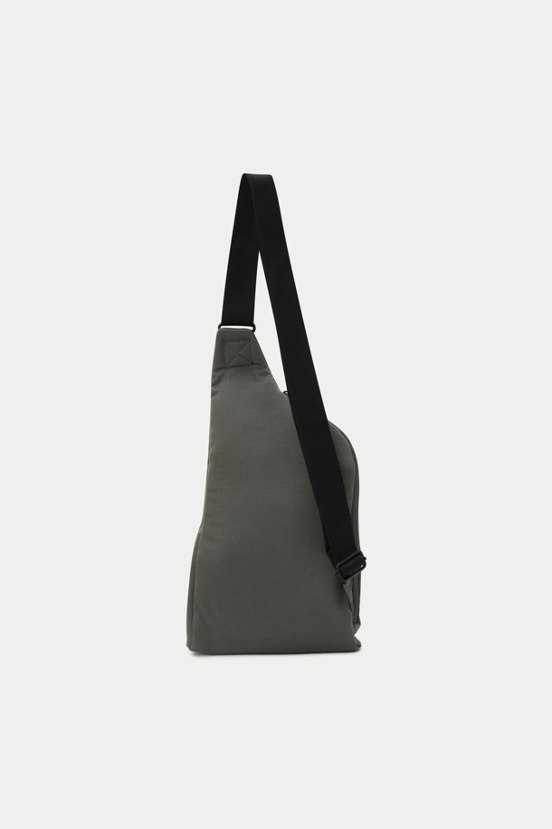 빈티지 슬링백은 나일론 소재의 미디엄 사이즈 가방으로, 무지 패턴에 왁스코팅 디테일이 돋보이는 남성용 슬링백입니다. 데일리룩에 활용하기 좋은 빈티지 스타일로, 미니멀, 캐주얼, 클래식 스타일을 선호하는 분들께 추천드립니다. 넉넉한 수납 공간과 아웃포켓 2개, 경량, 내구성을 갖춰 실용성을 더했습니다. 사각형 디자인으로 디자인적인 매력을 살렸으며, 일상생활에서 편리하게 사용할 수 있습니다.
