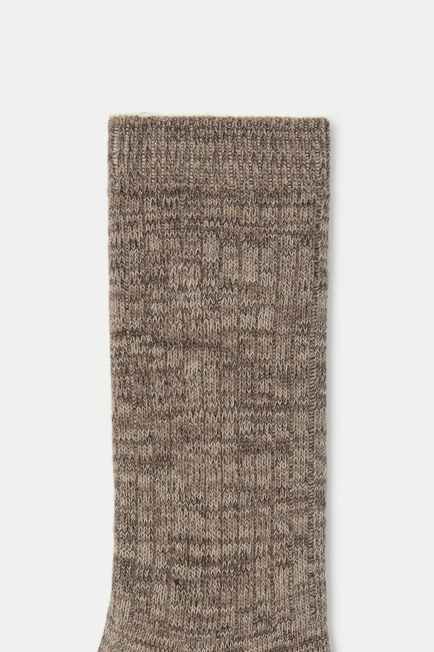 부드러운 면 소재로 제작되어 편안한 착용감을 선사하는 조직감 솔리드 장목 양말입니다. 브라운과 멜란지 컬러로 출시되어 출근룩, 미니멀, 클래식, 캐주얼 등 다양한 스타일에 매치하기 좋습니다. 발목 길이 24cm로 제작되었으며, 조직감 디테일과 로고 장식이 돋보이는 디자인입니다. 솔리드 및 멜란지 패턴으로 세련된 룩을 연출할 수 있습니다. 일상 속에서 당신의 스타일을 한층 더 끌어올려 보세요.
