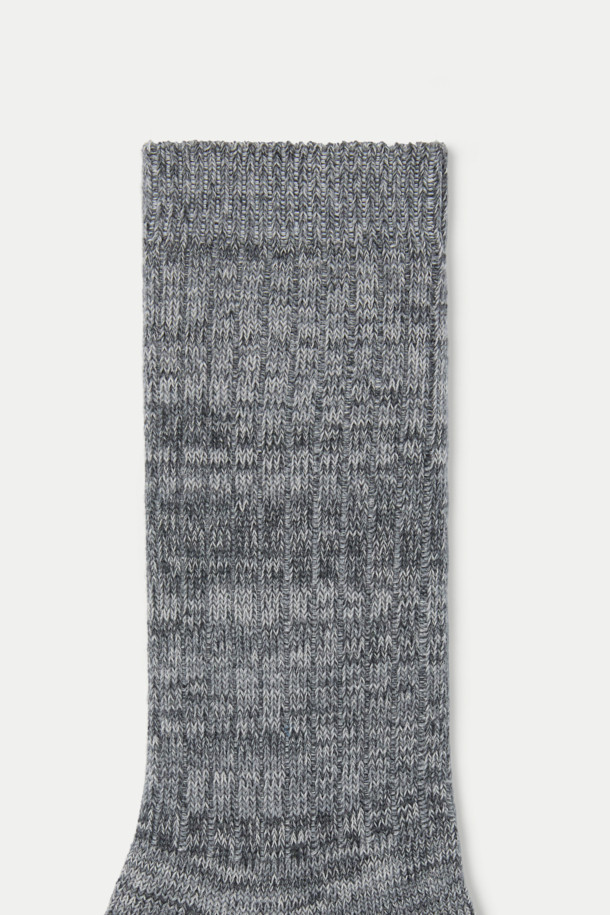 조직감 솔리드 장목 양말은 부드러운 면 소재로 제작되어 편안한 착용감을 선사합니다. 멜란지 패턴의 그레이 컬러가 캐주얼, 미니멀, 클래식 스타일의 출근룩에 잘 어울립니다. 24cm 기장의 장목 양말로, 조직감 있는 디자인과 로고 장식이 돋보입니다. 일상생활에서 폭넓게 활용할 수 있는 아이템입니다.
