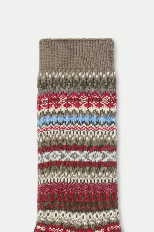 **페어아일 장목 양말**은 가을, 겨울철 따뜻하게 발을 감싸주는 면 소재의 양말입니다. 브라운, 레드, 블루 세 가지 색상으로 출시되었으며, 노르딕 패턴과 6도 패턴 디자인이 특징입니다. 24cm 중기장 길이의 장목 양말로, 부드러운 촉감을 선사합니다. 산책룩, 캠핑룩을 포함한 캐주얼, 클래식, 미니멀 스타일의 다양한 룩에 매치하여 포인트를 줄 수 있습니다. 바닥면 로고 장식으로 디자인의 완성도를 높였습니다.
