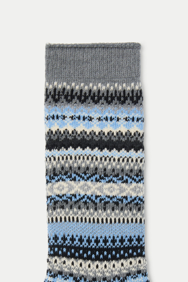 페어아일 패턴이 돋보이는 장목 양말입니다. 부드러운 면 소재로 제작되어 편안한 착용감을 선사하며, 가을/겨울 시즌에 따뜻하게 신기 좋습니다. 캐주얼, 클래식, 미니멀 스타일 모두 소화 가능하며, 특히 캠핑룩에 잘 어울립니다. 그레이와 블루 두 가지 색상으로 출시되었으며, 로고 디테일이 돋보입니다. 일상생활에서 스타일리시하게 포인트를 줄 수 있는 아이템입니다.
