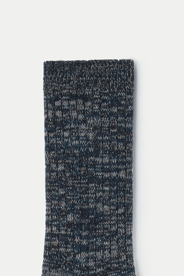 인디고 컬러의 부드러운 면 혼방 소재로 제작된 장목 양말입니다. 멜란지 패턴과 로고 디자인으로 포인트를 더했으며, 캐주얼 및 미니멀 스타일을 연출하기 좋습니다. 일상생활에서 편안하게 착용할 수 있으며, 특히 '동네 마실룩'에 잘 어울립니다. 24cm의 중기장으로 제작되었으며, 조직감 있는 디테일이 특징입니다. 사계절 모두 활용 가능한 아이템입니다.
