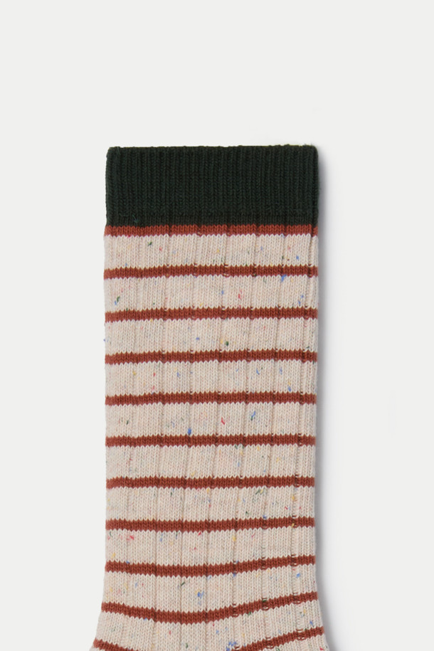 **네프 스트라이프 장목 양말**은 부드러운 면 소재로 제작되어 편안한 착용감을 선사합니다. 베이지, 레드, 블랙 세 가지 색상으로 출시되었으며, 네프(Nep) 원사를 사용하여 독특한 질감을 더했습니다. 일상생활은 물론, 산책룩이나 동네 마실룩에 캐주얼, 미니멀, 클래식한 스타일로 포인트를 줄 수 있습니다. 장목 디자인에 스트라이프 패턴과 로고 장식이 더해져 세련된 느낌을 줍니다. 사계절 내내 활용하기 좋은 아이템입니다.
