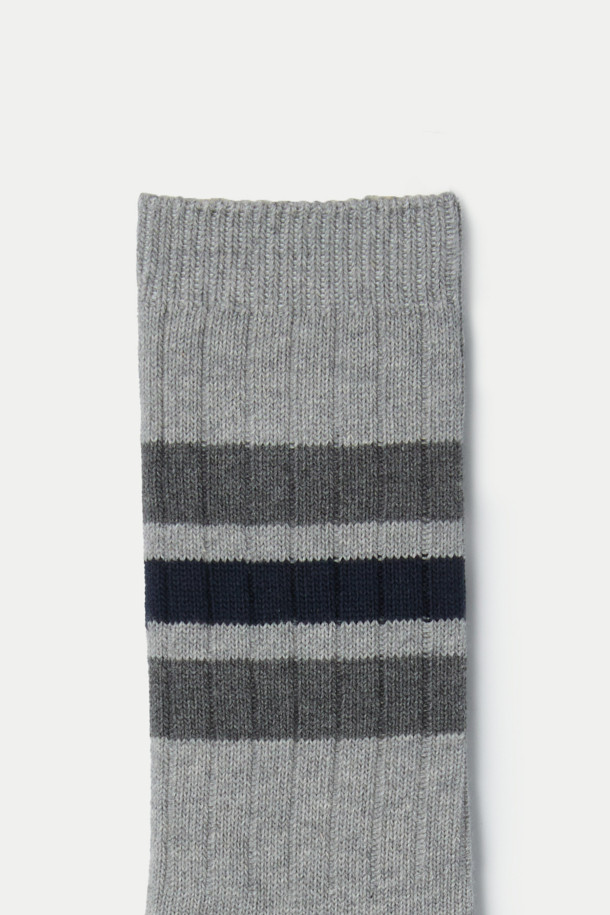 **스트라이프 팁 장목 양말**은 부드러운 면 소재로 제작되어 편안한 착용감을 선사합니다. 캐주얼, 미니멀, 클래식 스타일을 모두 소화하며, 동네 마실룩과 산책룩에 잘 어울립니다. 그레이와 네이비 두 가지 컬러 배색으로, 다양한 스타일에 포인트를 줄 수 있습니다. 장목 기장과 스트라이프 패턴이 돋보이는 디자인이며, 발목 부분에 로고 장식이 있습니다. 사계절 내내 활용 가능한 실용적인 아이템입니다.
