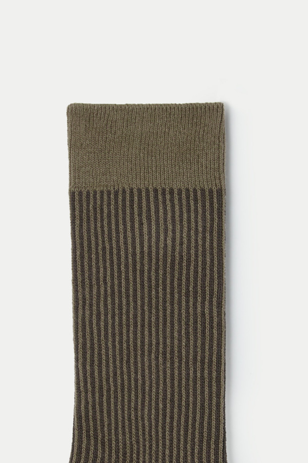 **골지 패턴 장목 양말**은 부드러운 면 혼방 소재로 제작되어 편안한 착용감을 선사합니다. 카키와 올리브 두 가지 컬러로 구성되어 있으며, 골지 및 스트라이프 패턴으로 포인트를 더했습니다. 세로 조직감과 24cm의 중기장 디자인이 특징이며, 로고 장식으로 은은한 멋을 더했습니다. 캐주얼, 미니멀, 클래식 스타일 모두 소화 가능하며, 동네 마실룩, 산책룩, 집콕룩에 잘 어울립니다.
