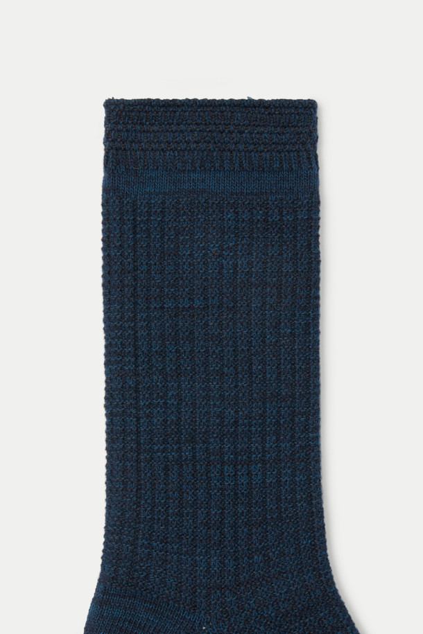 네이비 컬러의 와플 조직감으로 포인트를 준 장목 양말입니다. 부드러운 면 소재로 제작되어 편안한 착용감을 선사하며, 멜란지 효과가 은은한 멋을 더합니다. 캐주얼 및 미니멀 스타일 어디에도 잘 어울리며, 일상에서 활용하기 좋습니다. 24cm 중기장으로 발목을 안정감 있게 감싸줍니다. 로고 디자인으로 세련된 느낌을 더했습니다.
