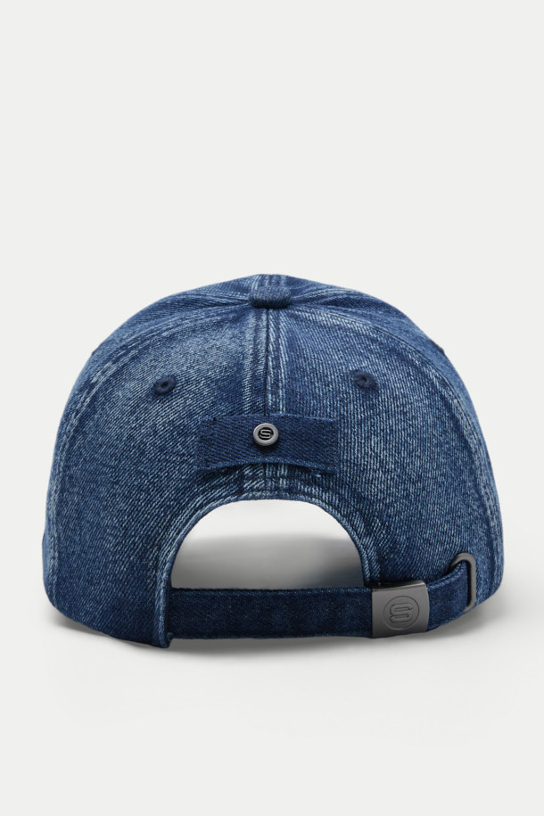 인디고 데님 볼캡은 캐주얼한 스타일을 즐기는 분들을 위한 아이템입니다. 데님 소재로 제작되어 빈티지한 무드를 연출하며, 자수 디테일이 포인트로 들어가 있습니다. 일상복에 편안하게 매치하여 산책룩을 완성하기 좋습니다. 사이즈 조절 기능과 흡습 기능으로 편안한 착용감을 선사하며, 리벳과 버클 장식이 디자인의 완성도를 높입니다.
