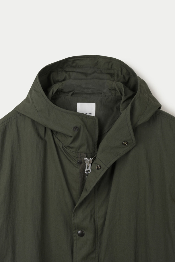 SAGE DE CRET (사지 드 크레) 코튼 트윌 타입라이터 파카는 남성용 아우터로, 봄, 가을에 착용하기 좋습니다. 밀리터리, 캐주얼 무드를 동시에 느낄 수 있으며, 숏 기장의 무지 파카입니다. 부드러운 촉감의 면, 나일론 혼방 소재로 제작되었으며, 오버핏으로 편안하게 착용 가능합니다. 후드 및 허리, 밑단 스트링 조절, YKK 지퍼, 소매 밴딩, 사이드 포켓 등의 디테일로 실용성을 더했습니다. 동네 마실룩, 산책룩, 가을 나들이룩 등 다양한 TPO에 캐주얼, 미니멀, 워크웨어 스타일로 연출해보세요.
