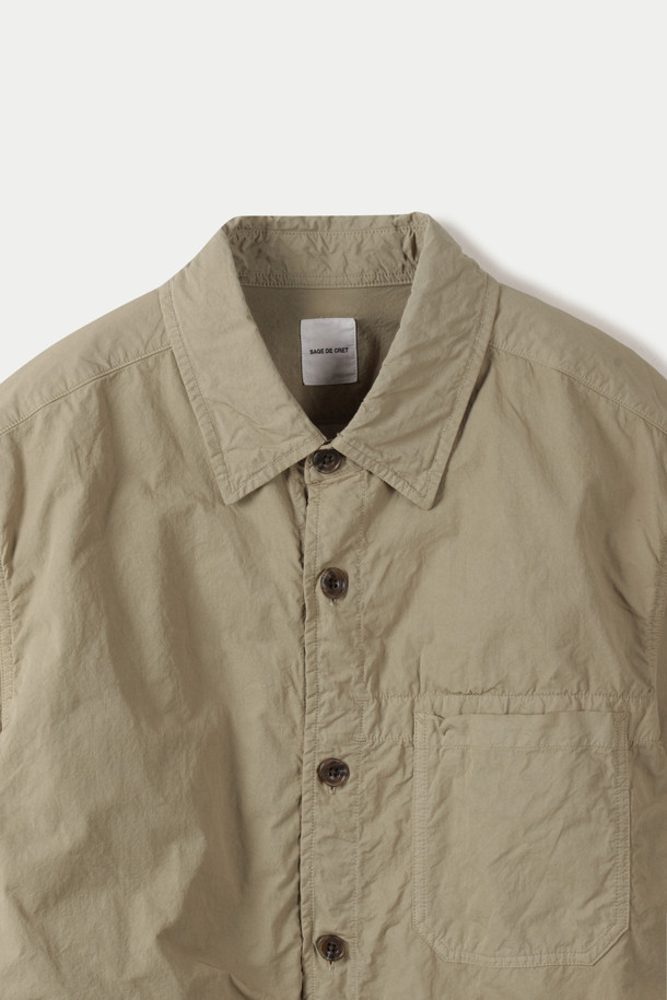 SAGE DE CRET (세이지 드 크레) 코튼 트윌 타입라이터 셔츠 재킷입니다. 봄, 가을에 어울리는 베이지 컬러의 남성 셔츠 재킷으로, 클래식과 미니멀 스타일을 모두 만족시킵니다. 부드러운 촉감의 면 소재로 제작되었으며, 얇은 두께감으로 편안하게 착용 가능합니다. 오버핏과 루즈핏으로 디자인되어 편안한 착용감을 선사하며, 데이트룩, 카페룩 등 다양한 TPO에 활용하기 좋습니다. 패치 포켓, 가슴 포켓, 커프스 단추, 라운드 밑단, 앞뒤 길이 차이, 고밀도 제직 등의 디테일이 돋보입니다.
